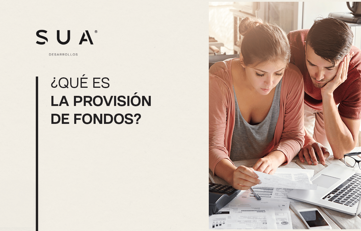 Pareja joven calculando la provisión de fondos al comprar casa